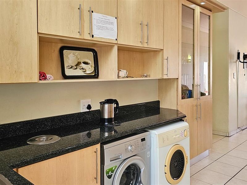 SUPER SPACIOUS 3 BEDROOM APARTMENT - Photo 7