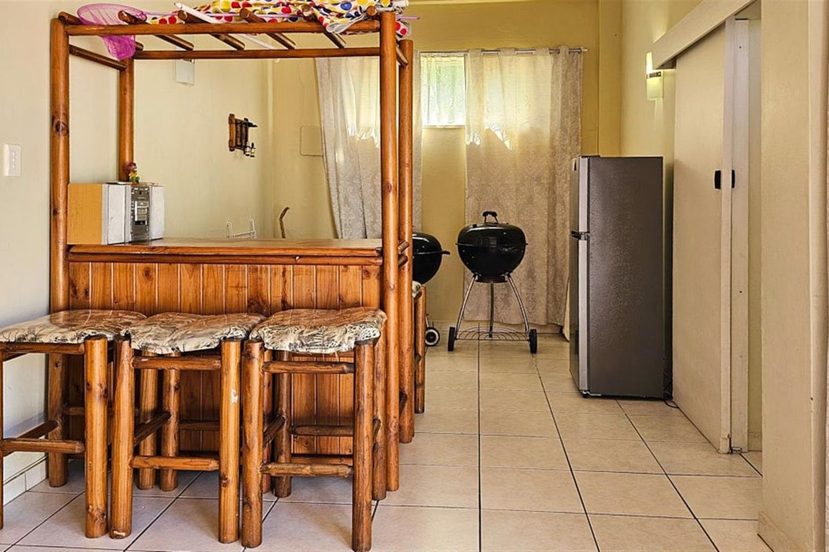 SUPER SPACIOUS 3 BEDROOM APARTMENT - Photo 3