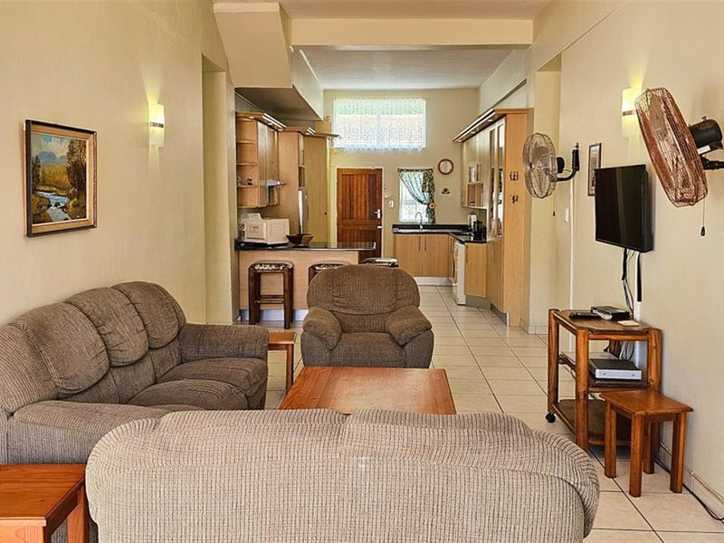 SUPER SPACIOUS 3 BEDROOM APARTMENT - Photo 2