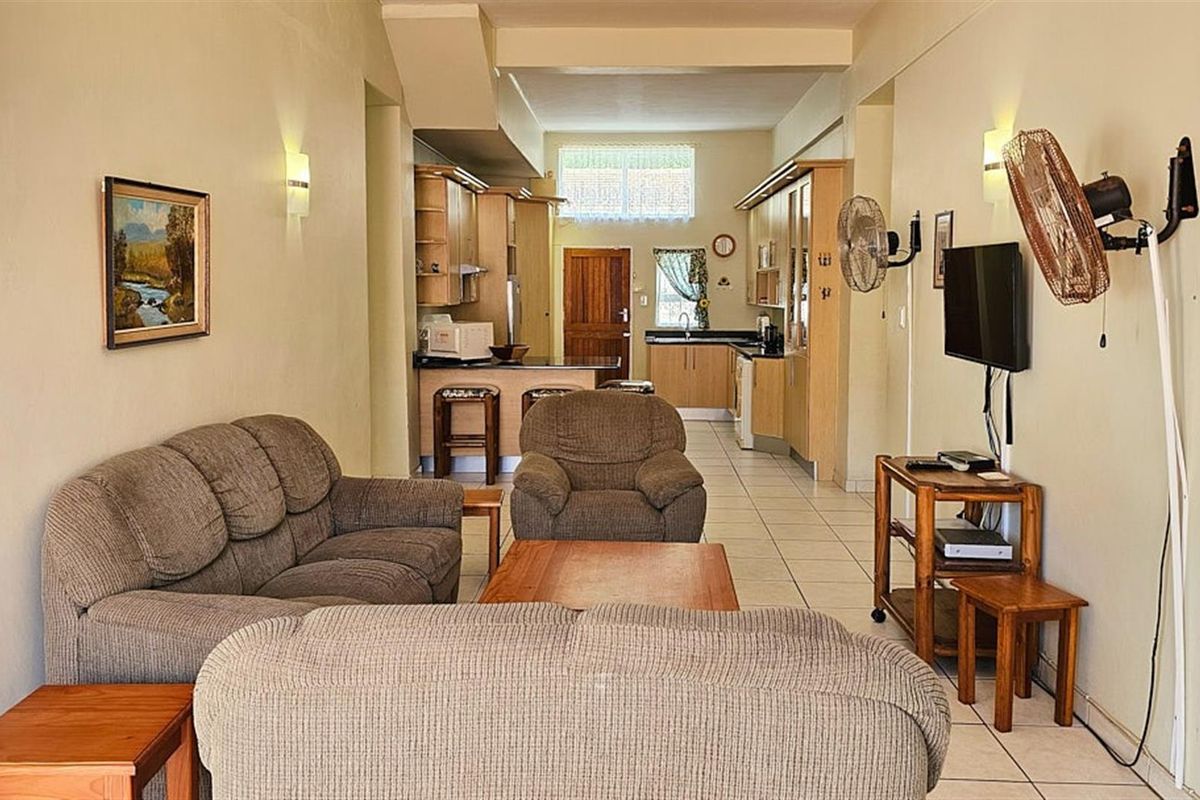SUPER SPACIOUS 3 BEDROOM APARTMENT - Photo 2