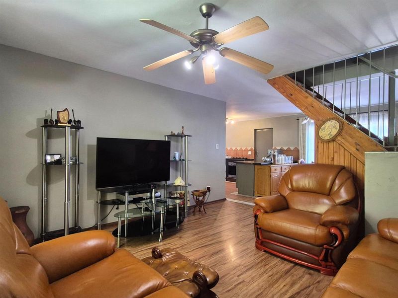 Pet-Friendly 4 Bedroom Duplex | Secure Living | Private Garden - Photo 9