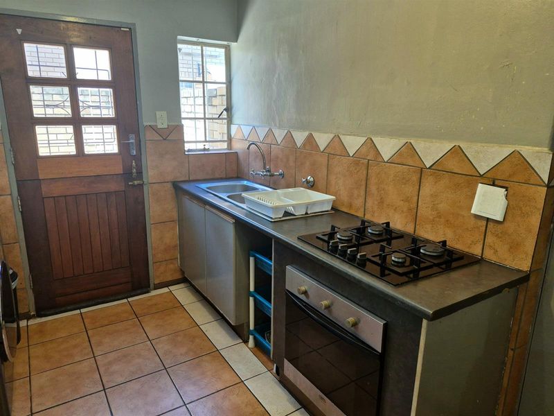 Pet-Friendly 4 Bedroom Duplex | Secure Living | Private Garden - Photo 3