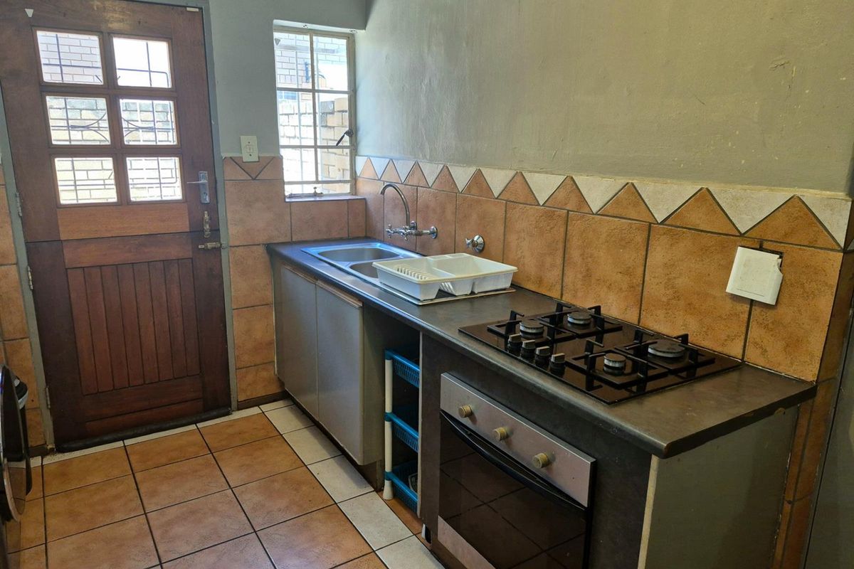 Pet-Friendly 4 Bedroom Duplex | Secure Living | Private Garden - Photo 3