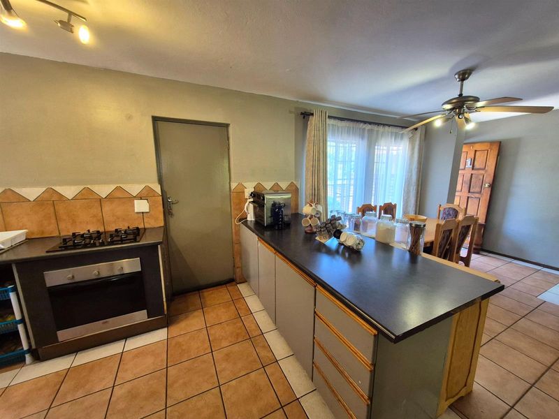 Pet-Friendly 4 Bedroom Duplex | Secure Living | Private Garden - Photo 2