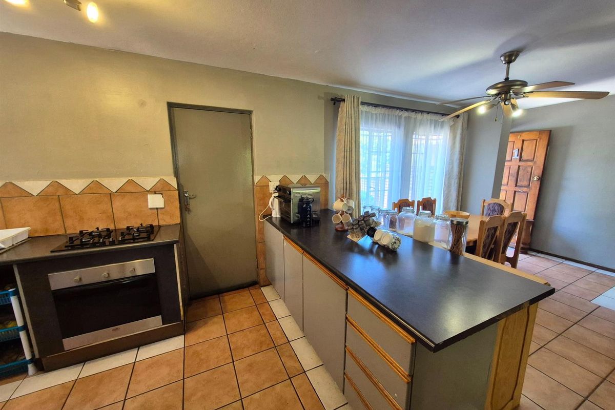 Pet-Friendly 4 Bedroom Duplex | Secure Living | Private Garden - Photo 2