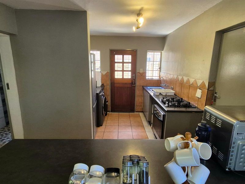 Pet-Friendly 4 Bedroom Duplex | Secure Living | Private Garden - Photo 6