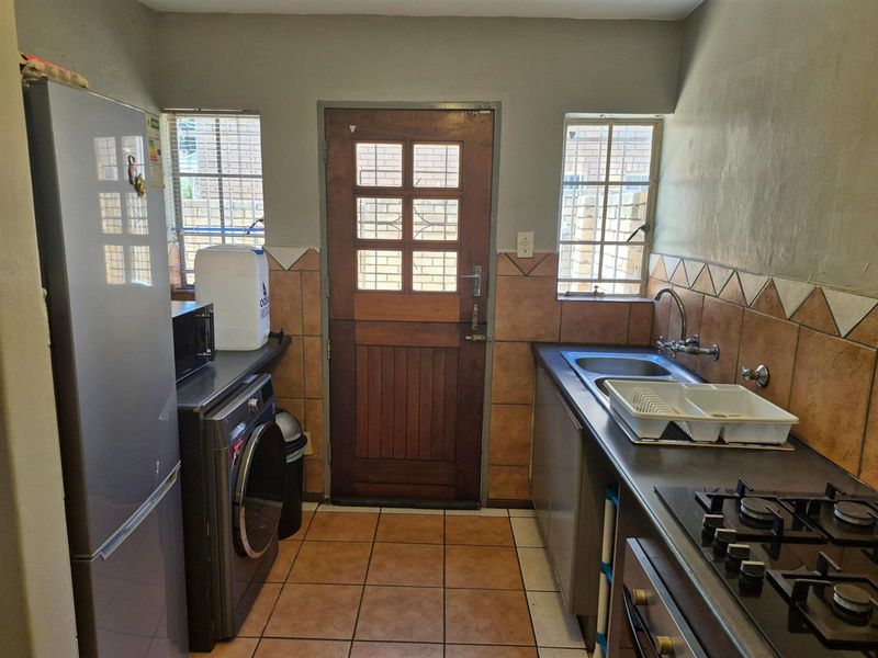 Pet-Friendly 4 Bedroom Duplex | Secure Living | Private Garden - Photo 4