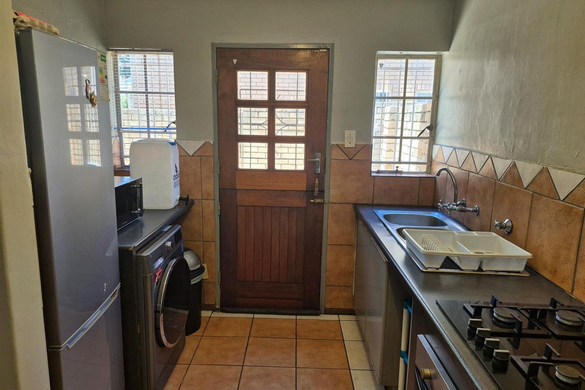 Pet-Friendly 4 Bedroom Duplex | Secure Living | Private Garden - Photo 4