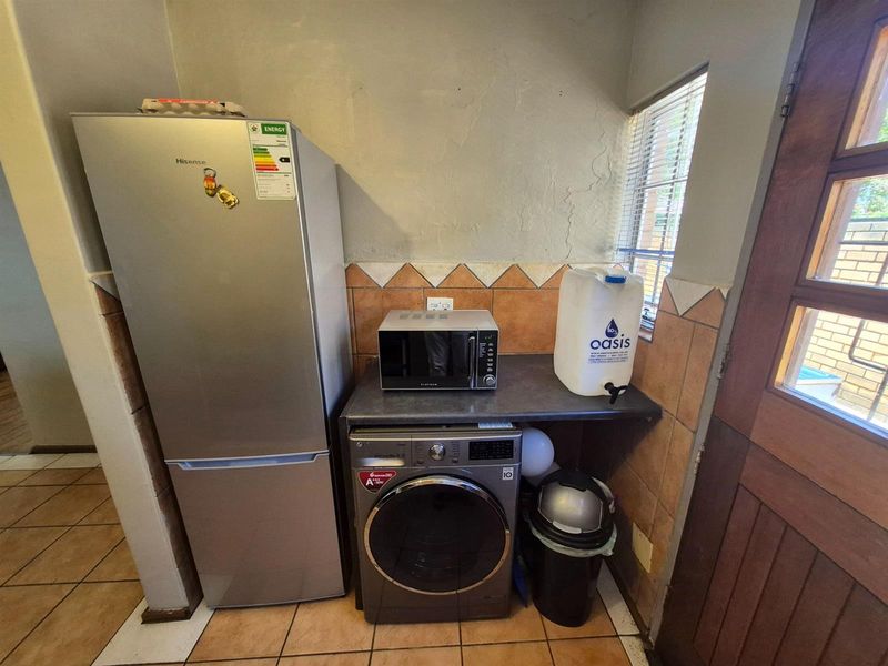 Pet-Friendly 4 Bedroom Duplex | Secure Living | Private Garden - Photo 5