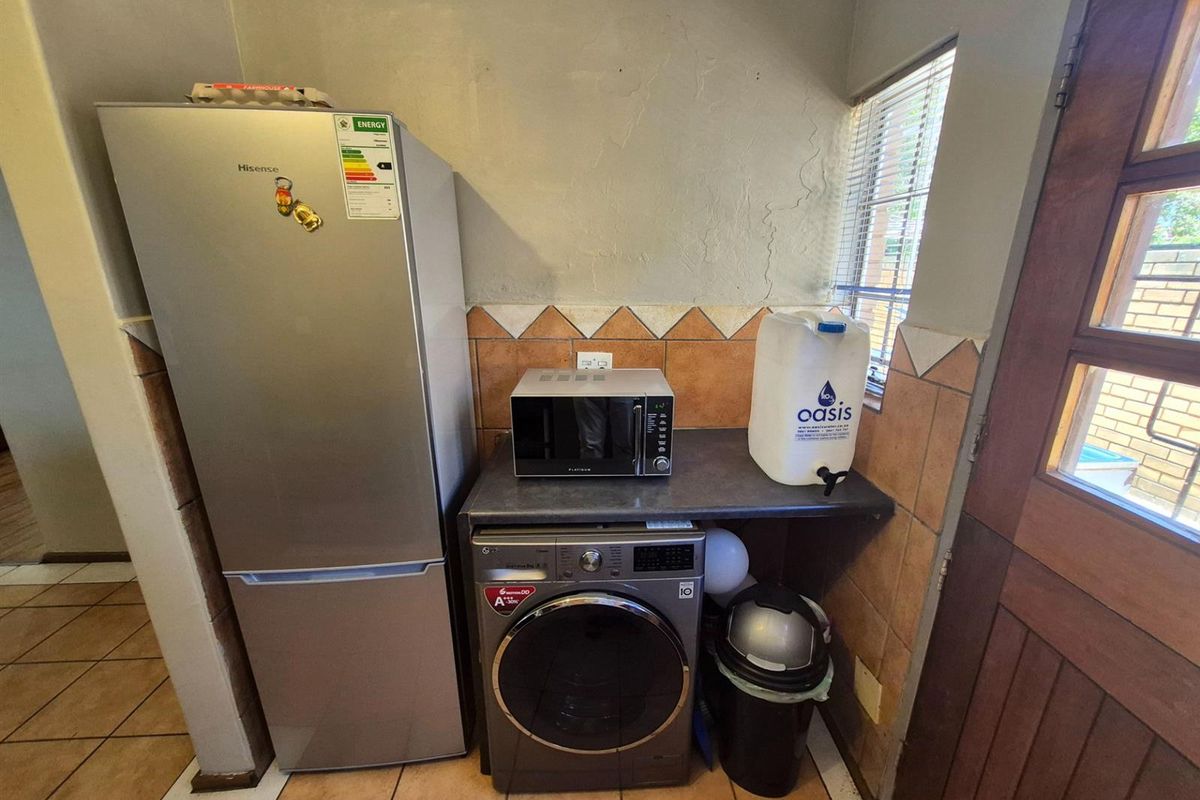 Pet-Friendly 4 Bedroom Duplex | Secure Living | Private Garden - Photo 5