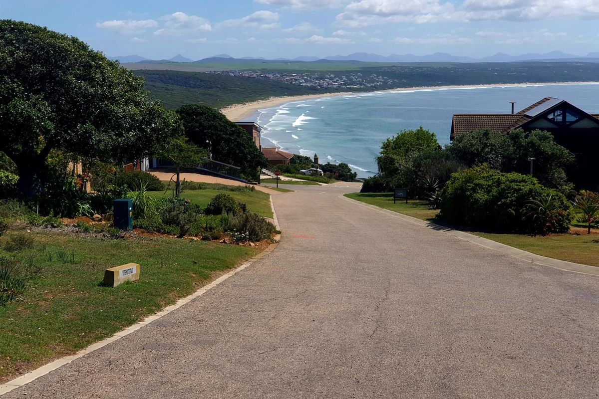Spacious Coastal Stand with Sea Views and Dual-Living Potential - Photo 3