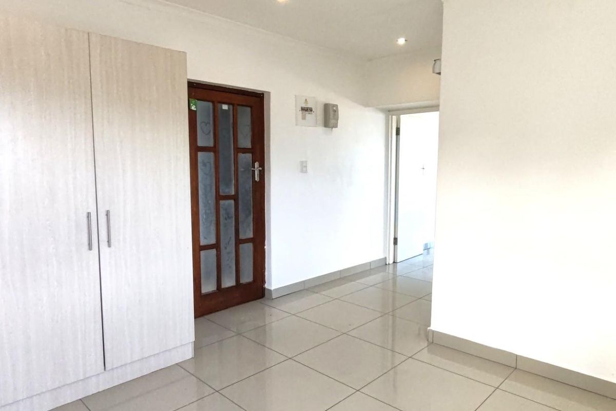 Spectacular First Floor 1-Bedroom Apartment in Bergvliet Vistas - Photo 5