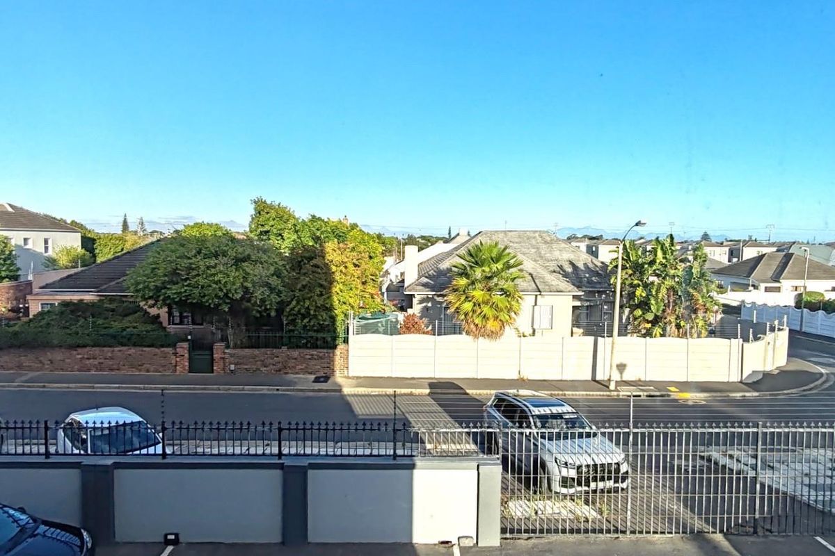 Spectacular First Floor 1-Bedroom Apartment in Bergvliet Vistas - Photo 2