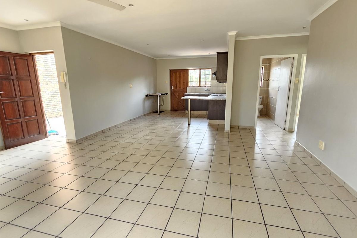 Townhouse For Sale in Margate, KwaZulu Natal - Photo 3
