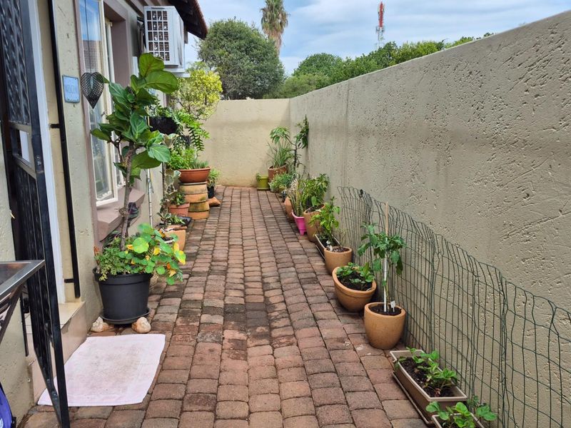 FOR SALE | Neat 2 Bedroom Corner Unit in Deo Favere - Photo 2