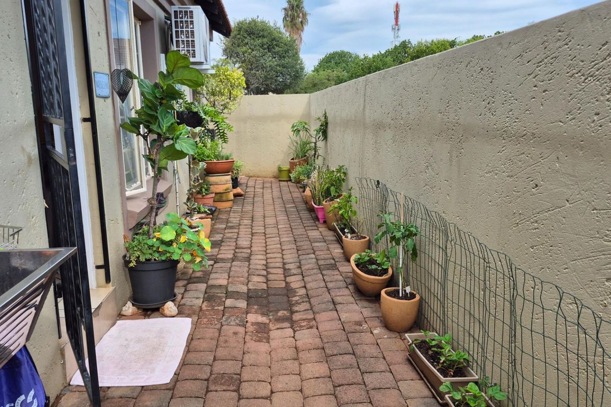 FOR SALE | Neat 2 Bedroom Corner Unit in Deo Favere - Photo 2