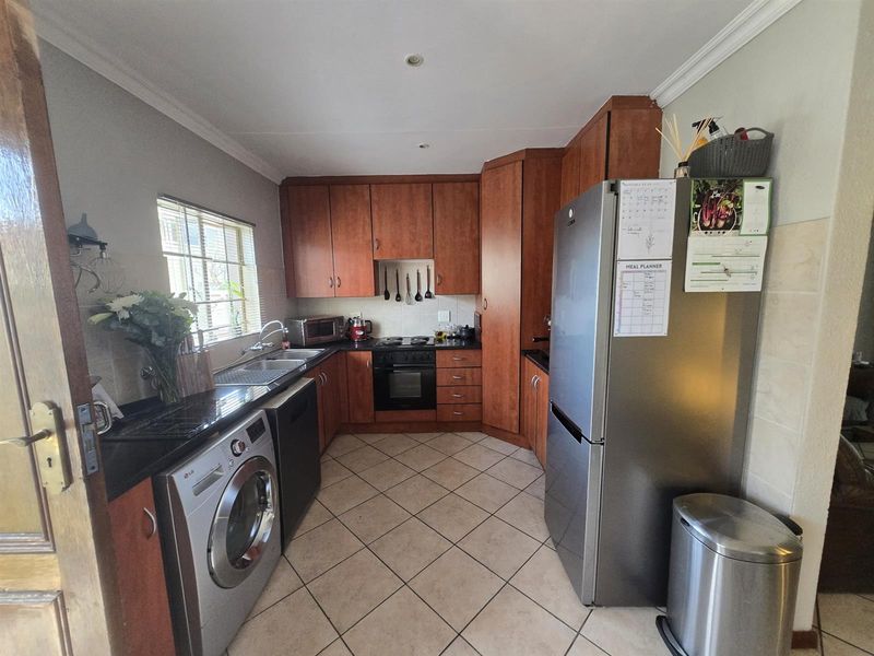 FOR SALE | Neat 2 Bedroom Corner Unit in Deo Favere - Photo 4