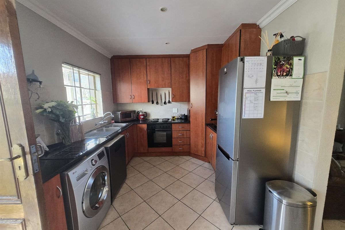 FOR SALE | Neat 2 Bedroom Corner Unit in Deo Favere - Photo 4