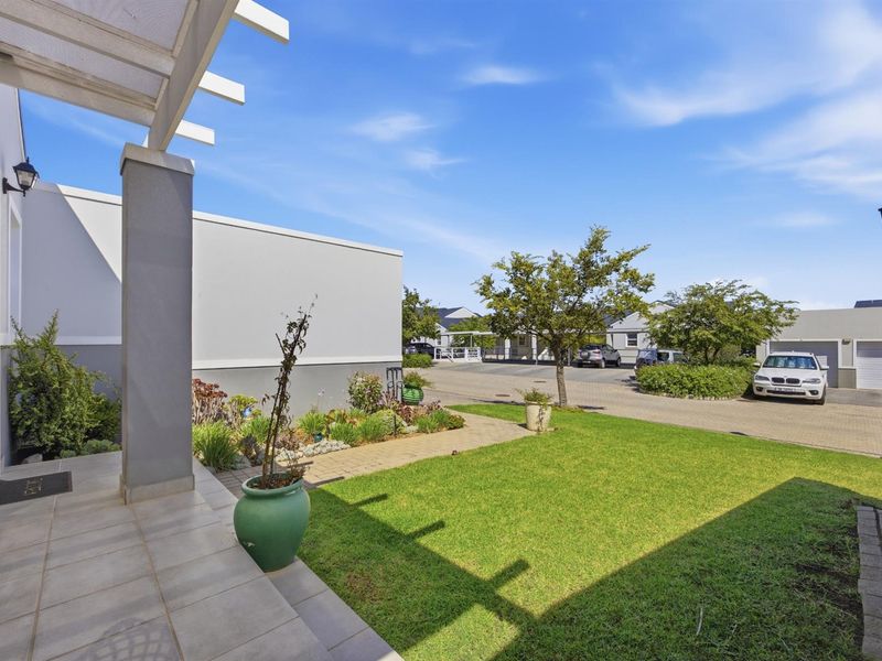 Lockup and Go property in a sought-after estate. - Photo 2