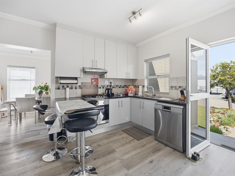 Lockup and Go property in a sought-after estate. - Photo 5