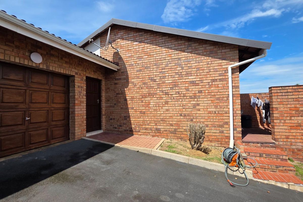 Beautiful 2 bedroom, 2 bathroom Townhouse in the Eco Estate - Photo 3