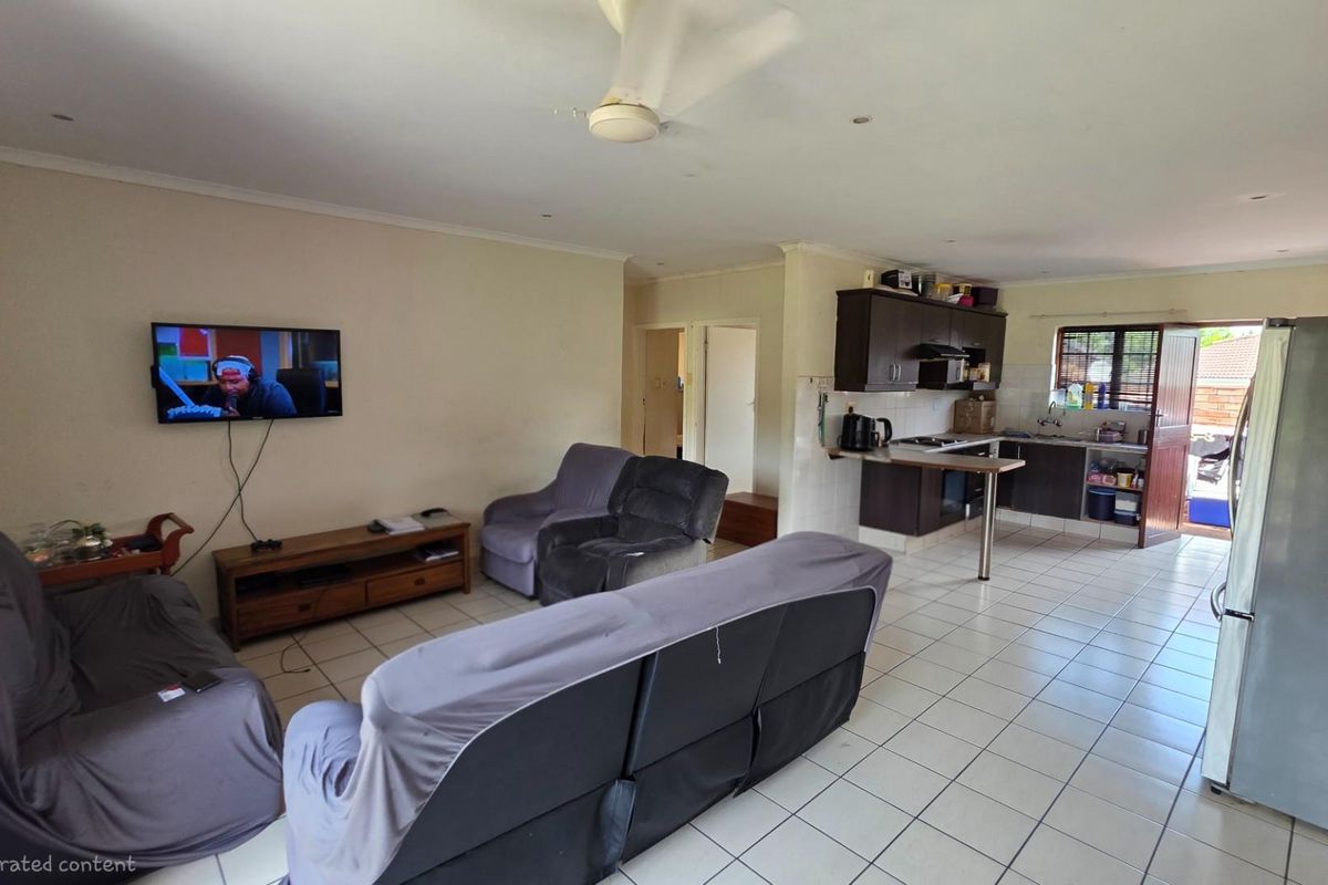 Beautiful 2 bedroom, 2 bathroom Townhouse in the Eco Estate - Photo 4