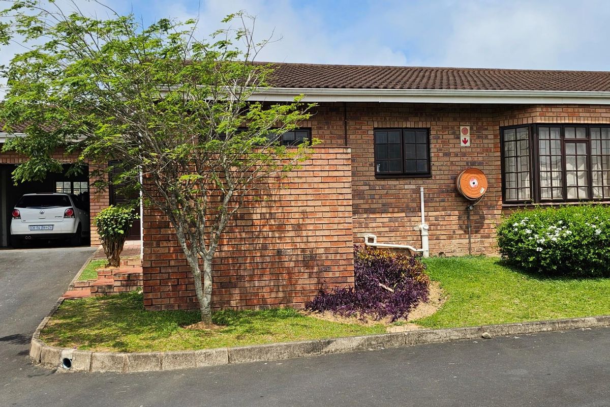 Beautiful 2 bedroom, 2 bathroom Townhouse in the Eco Estate - Photo 2