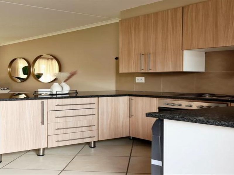 A Secured 2 Bedroom Apartment For Sale In Noordwyk! - Photo 2