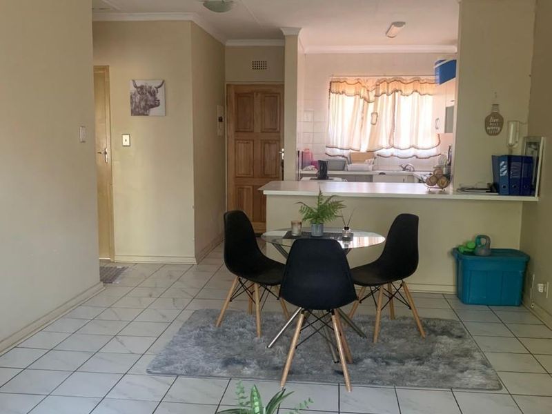 Modern 2-Bed Apartment in a Secure Northfields Complex, Buccleuch. - Photo 2