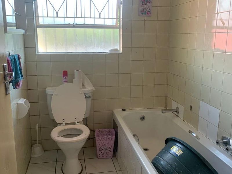 Modern 2-Bed Apartment in a Secure Northfields Complex, Buccleuch. - Photo 10