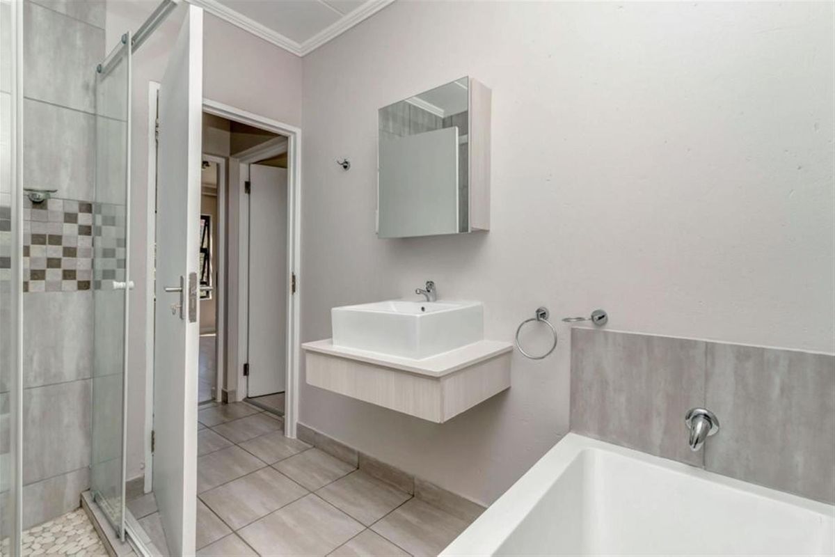 2Bed 2Bath Modern Apartment - Photo 4