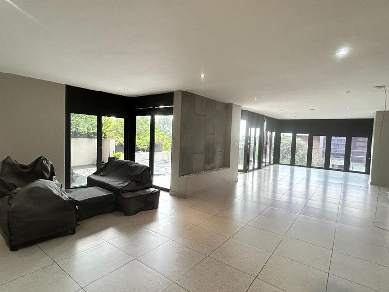 ULTRA-LUXURY TRIPLE-STOREY MASTERPIECE | WATERKLOOF RIDGE - Photo 7