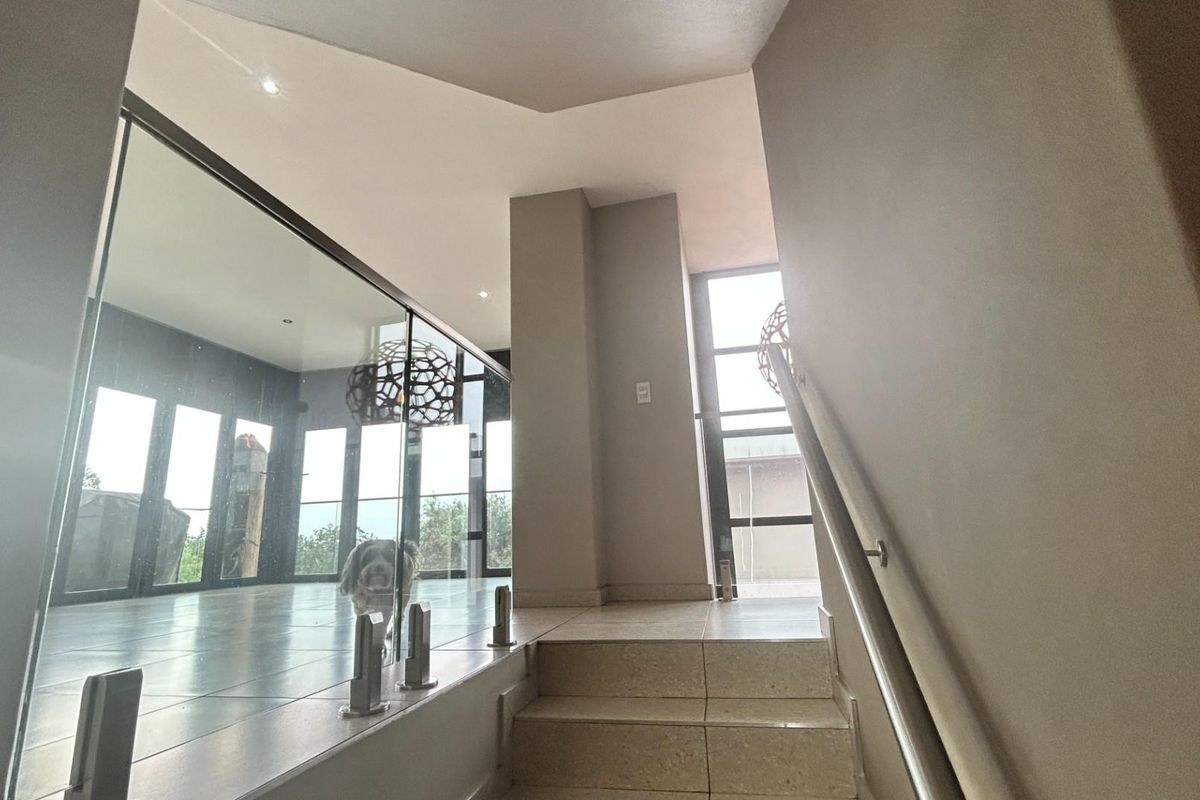 ULTRA-LUXURY TRIPLE-STOREY MASTERPIECE | WATERKLOOF RIDGE - Photo 4