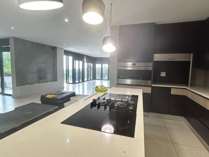 ULTRA-LUXURY TRIPLE-STOREY MASTERPIECE | WATERKLOOF RIDGE - Photo 10