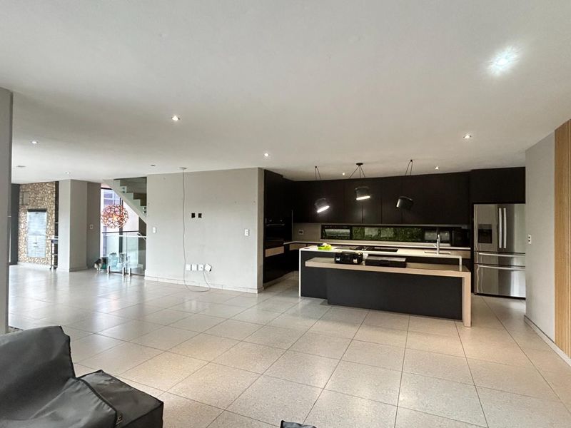 ULTRA-LUXURY TRIPLE-STOREY MASTERPIECE | WATERKLOOF RIDGE - Photo 8