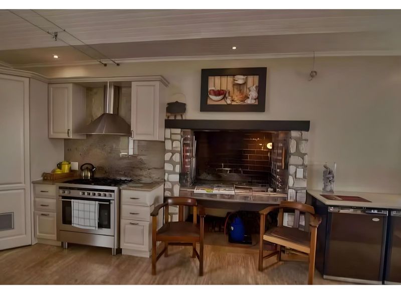 Coastal Elegance Redefined: A Lavish 4-Bedroom Holiday Home with Partial Sea Views in Arniston - Photo 8