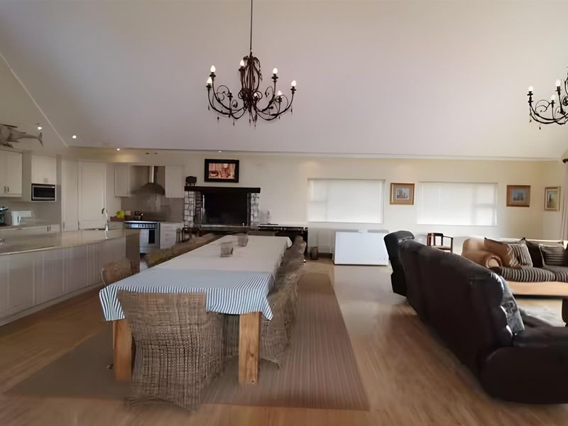 Coastal Elegance Redefined: A Lavish 4-Bedroom Holiday Home with Partial Sea Views in Arniston - Photo 7