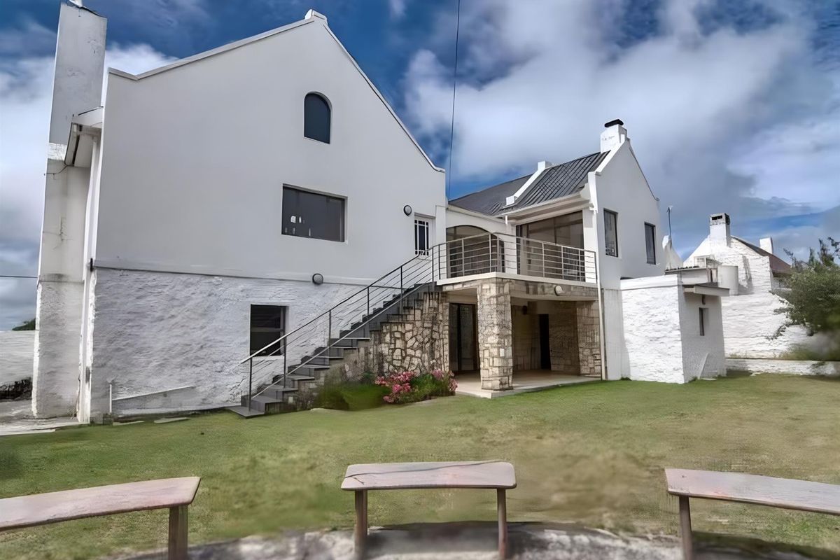 Coastal Elegance Redefined: A Lavish 4-Bedroom Holiday Home with Partial Sea Views in Arniston - Photo 2