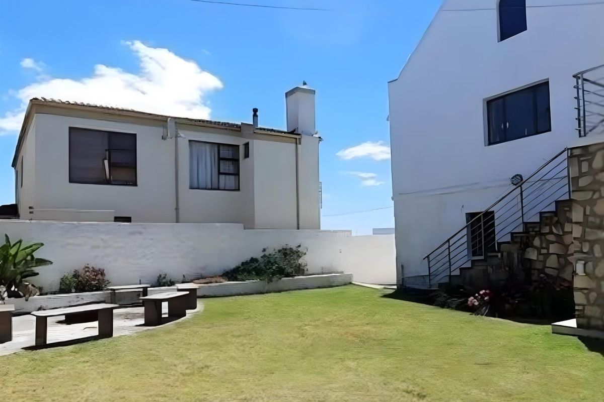 Coastal Elegance Redefined: A Lavish 4-Bedroom Holiday Home with Partial Sea Views in Arniston - Photo 3