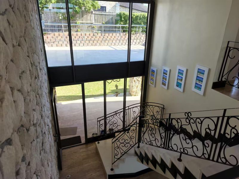 Coastal Elegance Redefined: A Lavish 4-Bedroom Holiday Home with Partial Sea Views in Arniston - Photo 4