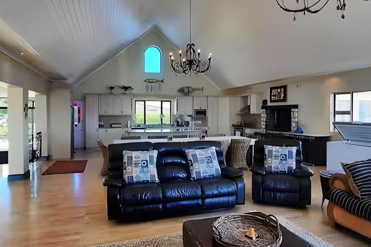 Coastal Elegance Redefined: A Lavish 4-Bedroom Holiday Home with Partial Sea Views in Arniston - Photo 5