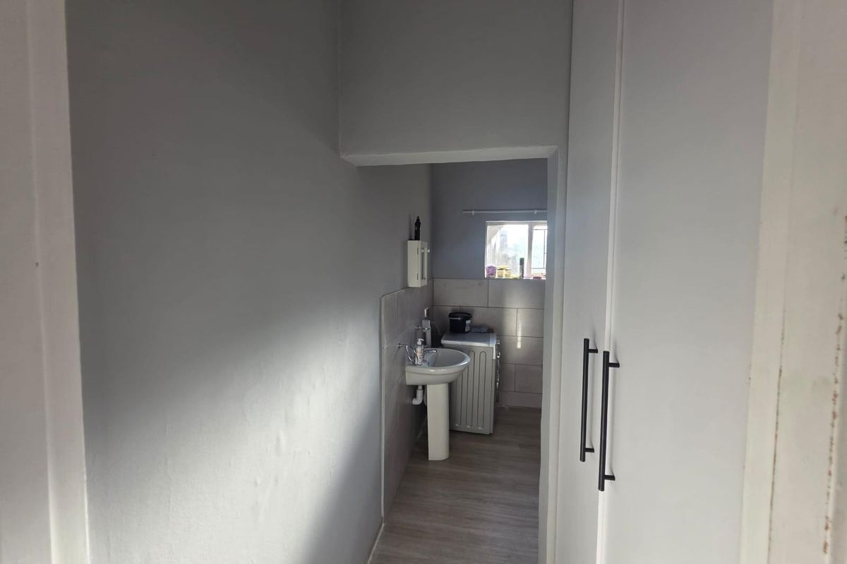 Newly renovated 1 bedroom 1 bathroom Apartment in secure complex - Selection Park - Photo 4