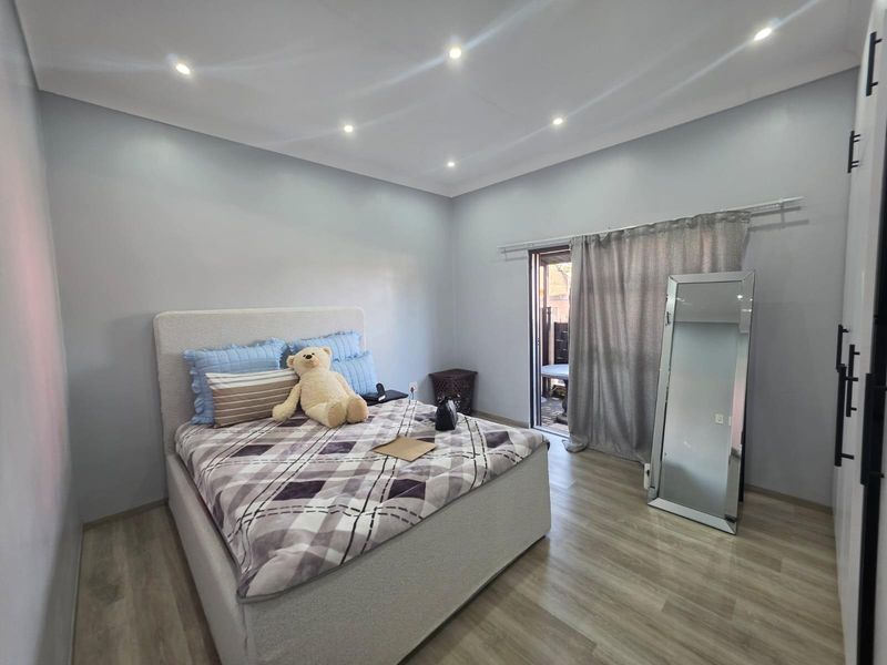 Modern newly renovated 1 Bedroom Flat for Sale  Selection Park, Springs - Photo 3