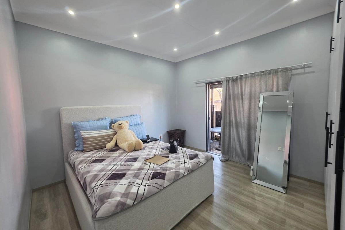 Modern newly renovated 1 Bedroom Flat for Sale  Selection Park, Springs - Photo 3