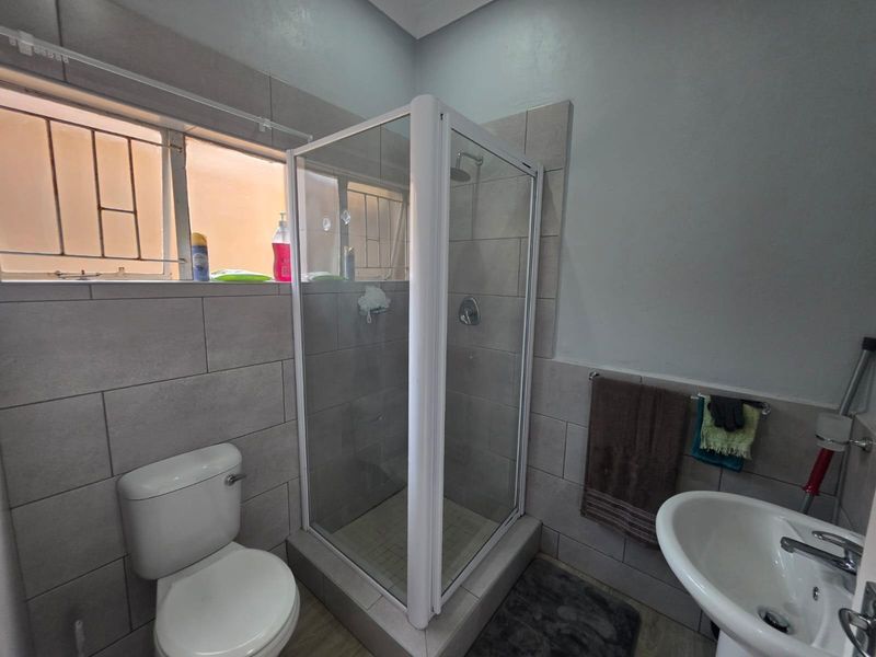 Modern newly renovated 1 Bedroom Flat for Sale  Selection Park, Springs - Photo 4