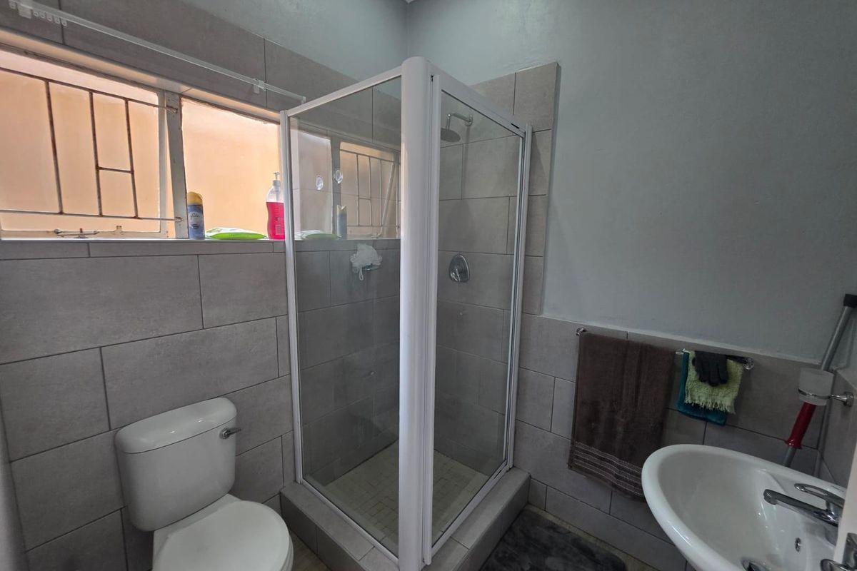 Modern newly renovated 1 Bedroom Flat for Sale  Selection Park, Springs - Photo 4