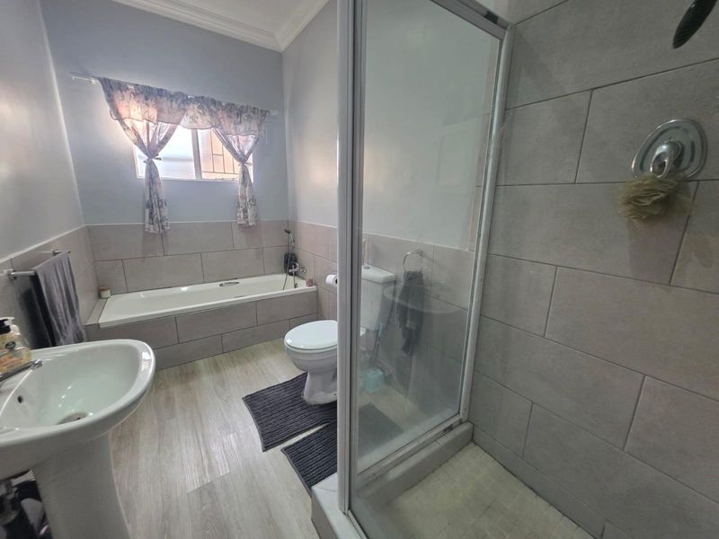 Modern newly renovated 1 Bedroom Flat for Sale  Selection Park, Springs - Photo 2
