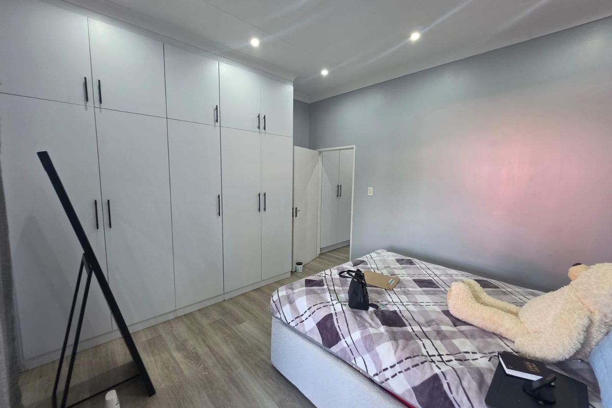 Modern newly renovated 1 Bedroom Flat for Sale  Selection Park, Springs - Photo 5