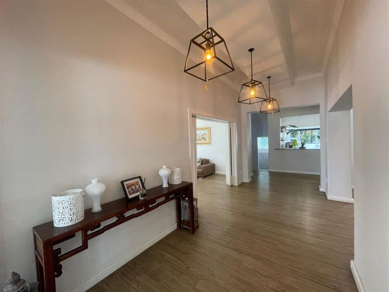 Upmarket Home with Separate Luxury Guest House in Selborne - Photo 8