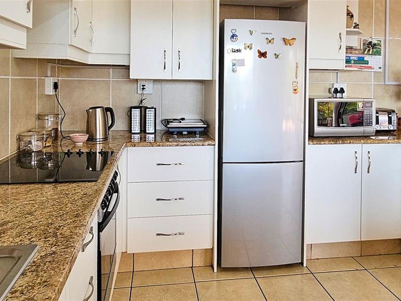 Immaculate, HUGE 4 Bedroom Dream Apartment - Photo 10